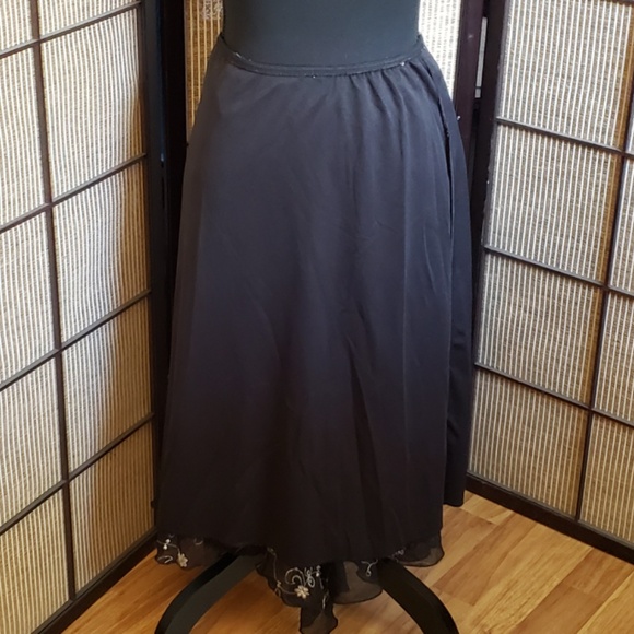 "VAMP"  Black and  White Patterned  Lined Flare Front Skirt - Picture 5 of 8